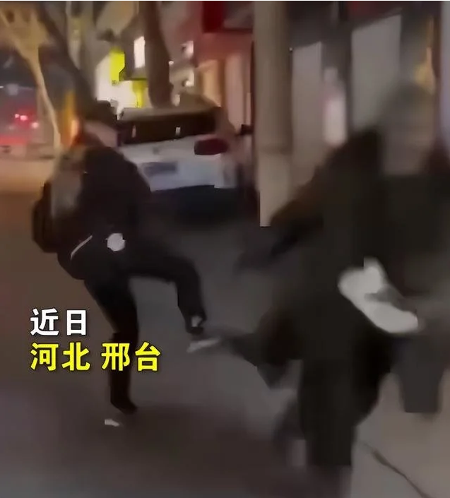  3年轻人当街飞踹拾荒老人并拍视频取乐，人性的扭曲！