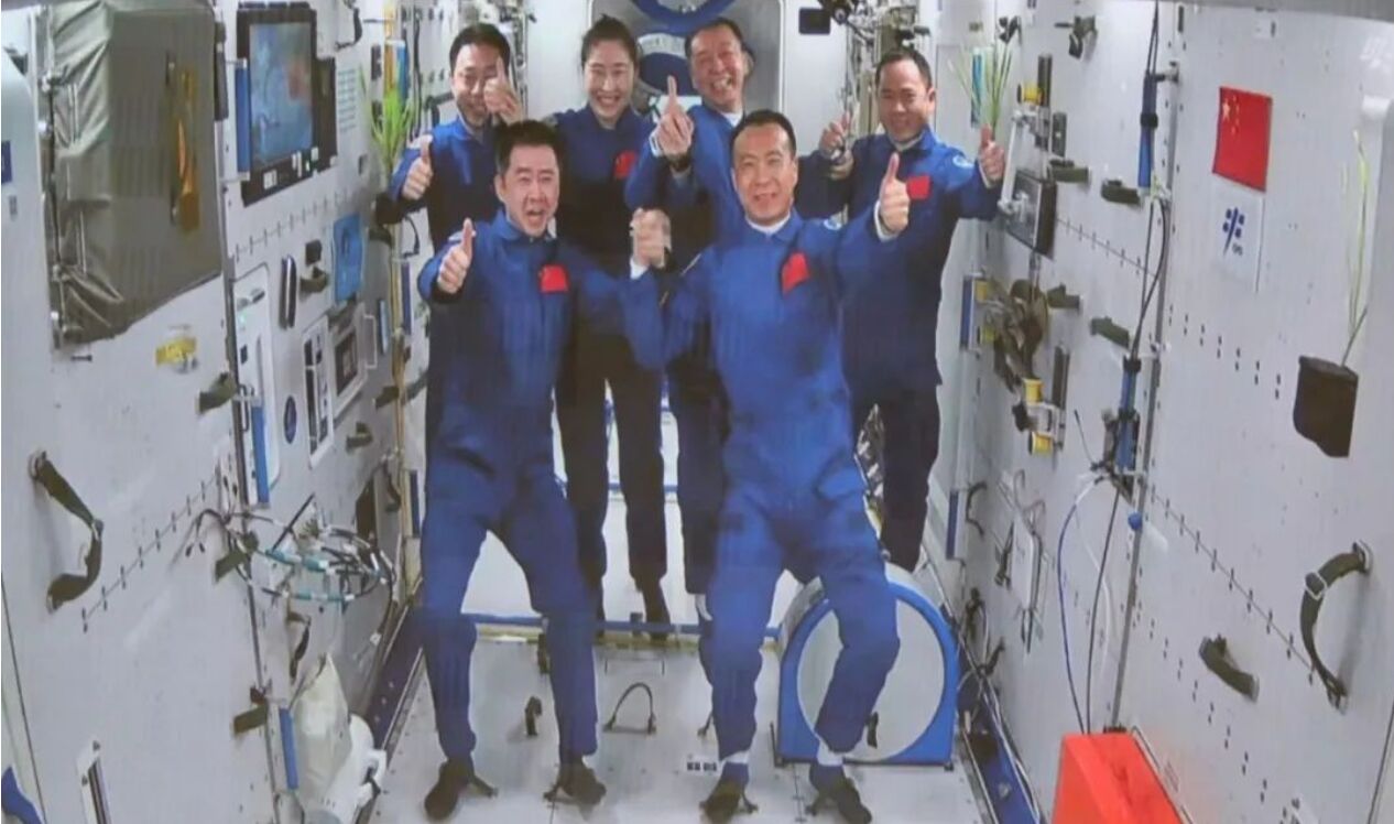 见证历史！中国航天员“太空会师”