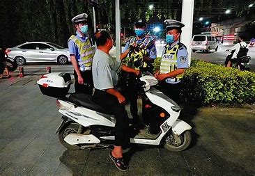 电瓶车车主“毫无责任”？应该坚持严查电动车