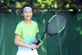 森碟参加ITF网球巡回赛，首场国际青少年赛事表现出色