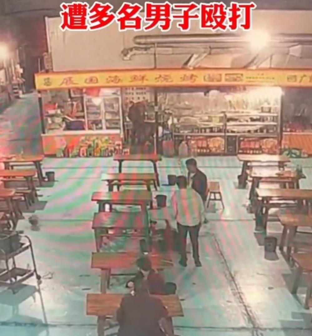 女子在陕西一美食城内遭多名男子殴打