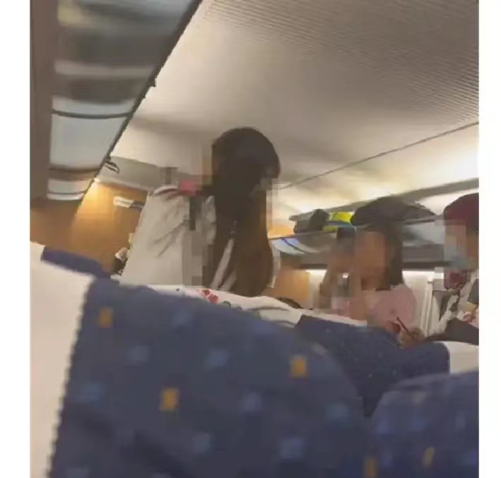 鼓掌叫好！女子劝阻小孩踢椅却糟耳光，大哥仗义出面