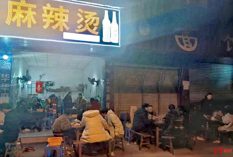顾客质疑蛋炒饭有老鼠屎，老板称饭粒炒焦并吃下证清白