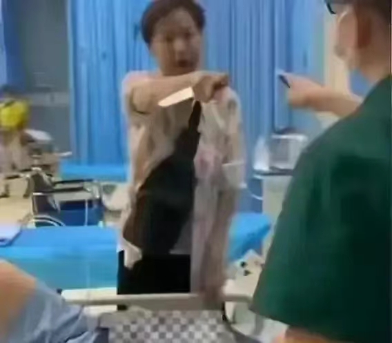 女子在医院刀捅伤者，所为何事