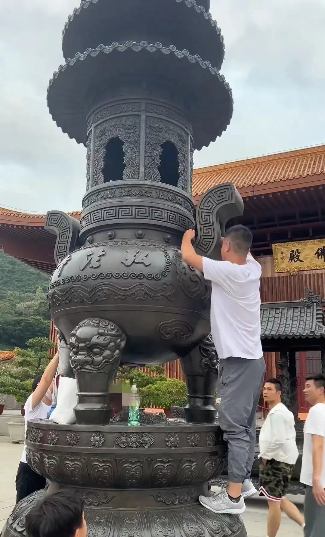 大人带小孩攀爬许愿塔拿硬币，是对是错？