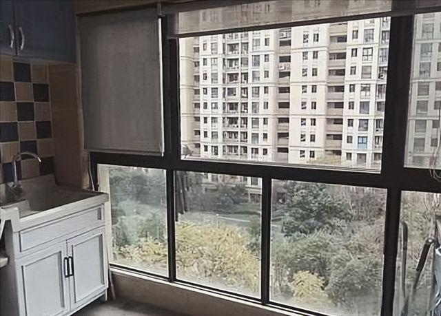 杭州一套“凶宅”单价2万起拍，主卧墙纸下还有血渍