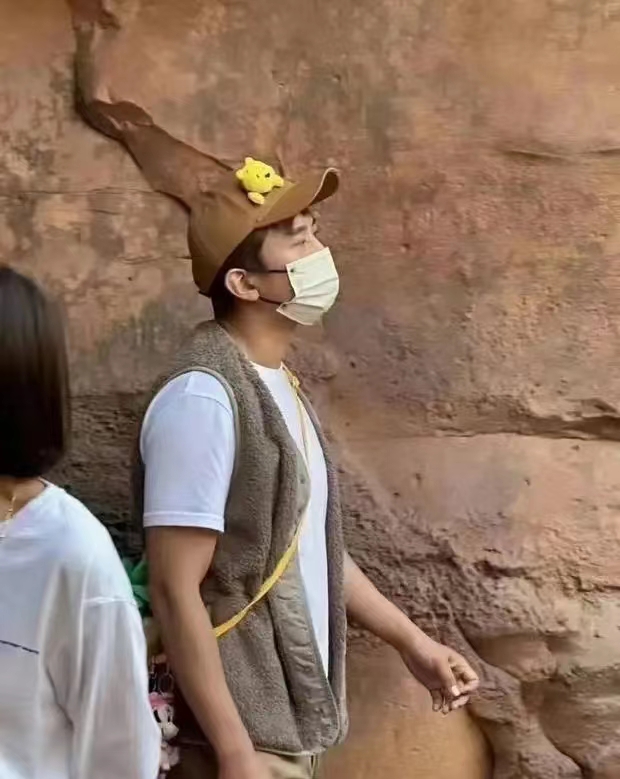 邓超一家迪士尼游玩，被网友偶遇