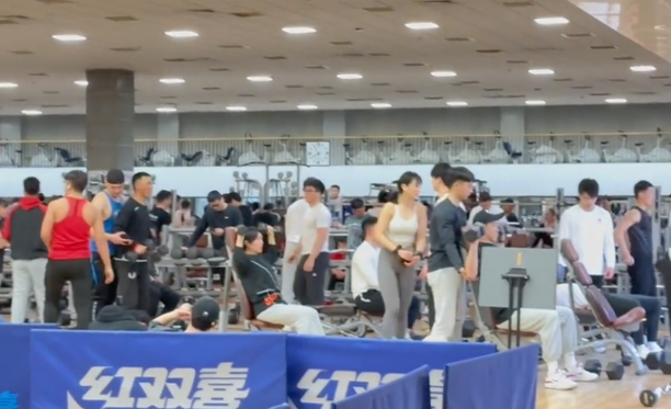 北京体育大学夜晚的健身房再次走红