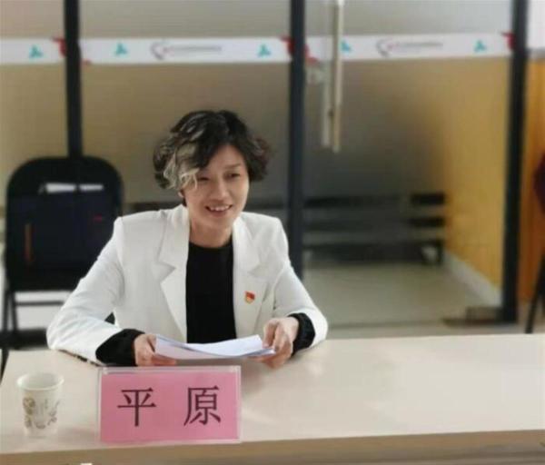 深圳70后女副区因“一撮白发”走红