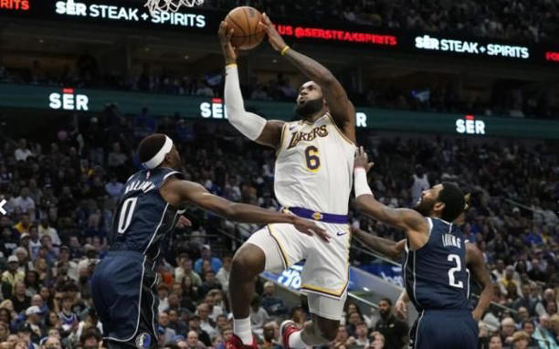 NBA常规赛焦点之战，湖人客场上演27分大逆转
