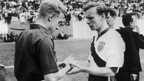 1950 年 6 月 29 日，英格兰和美国队的队长比利·赖特和埃德·麦克尔文尼（右）在巴西贝洛奥里藏特的比赛开始时交换纪念品。