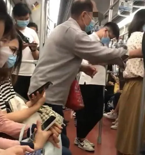心酸！上海一老人误将地铁扶手当售卖机