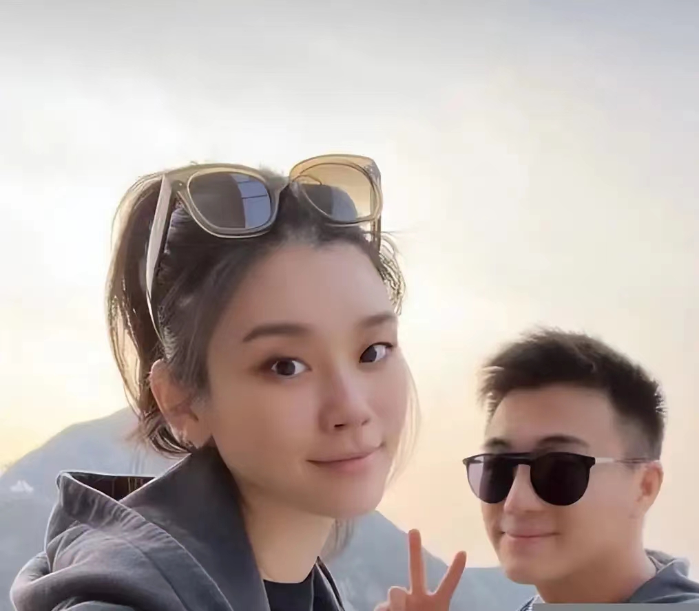 奚梦瑶何猷君出游被网友偶遇，网友直呼:好美